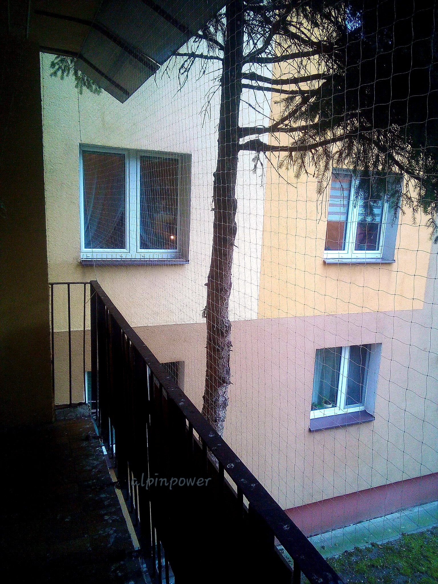 Montaż siatki dla kota na balkon preciw ptakóm na gołębie osiatkowanie balkonu Radom 