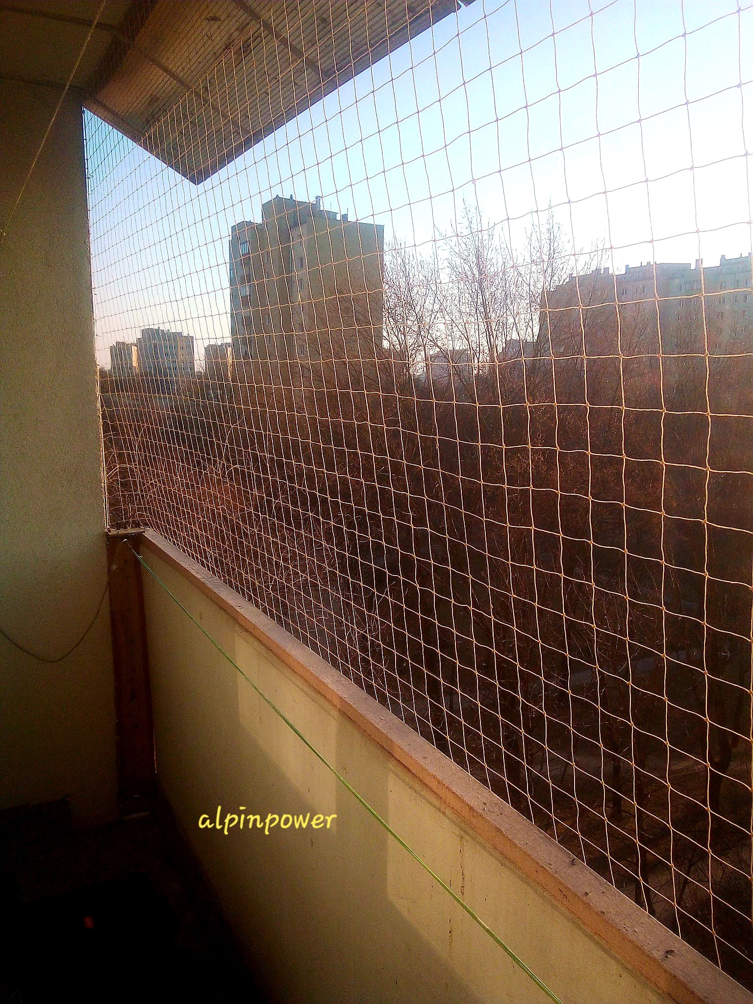 Montaż siatki na balkon przeciw ptakóm na gołębie osiatkowanie balkonu 