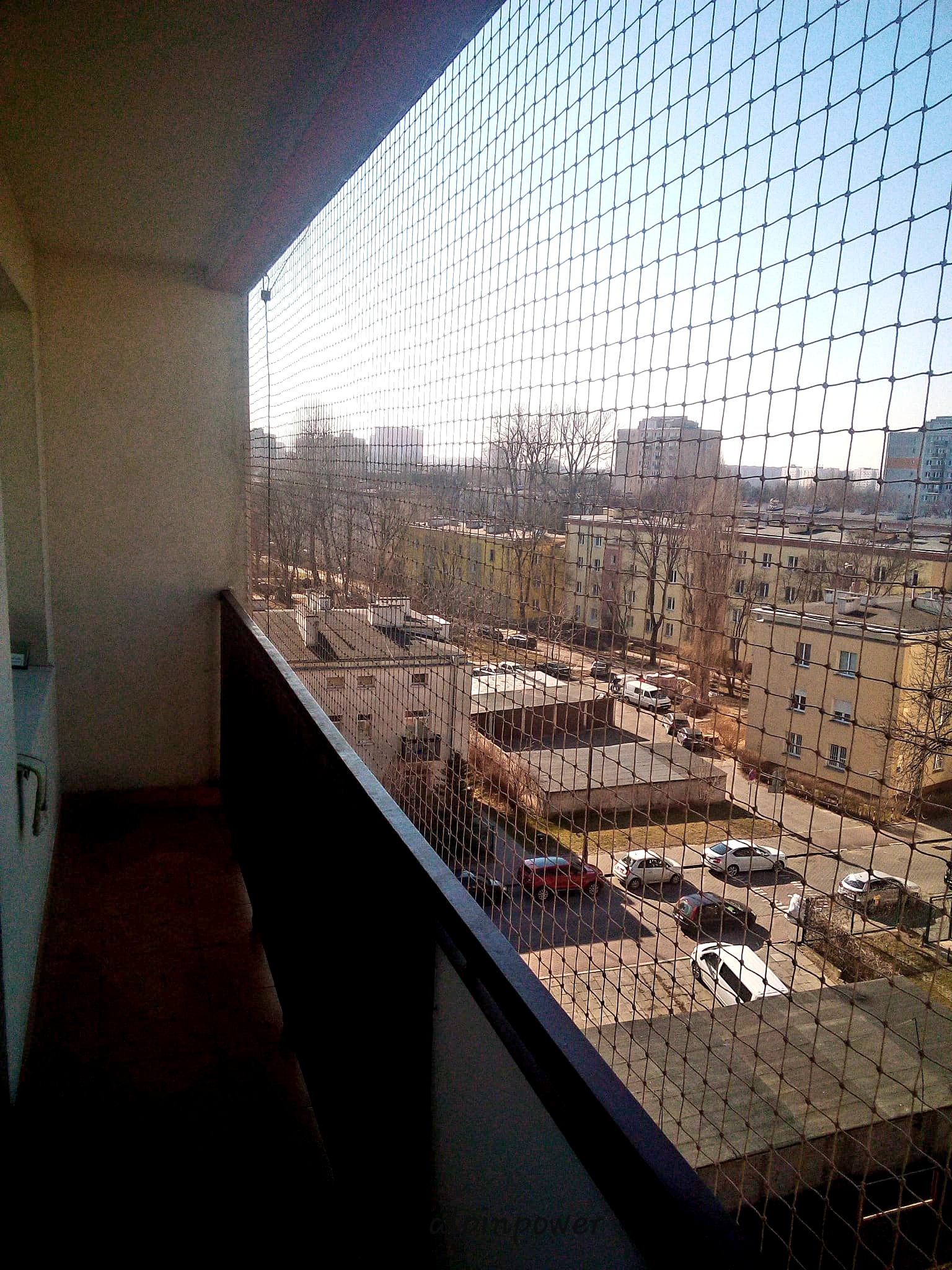 Bezinwazijny montaż siatki dla kota na balkon 