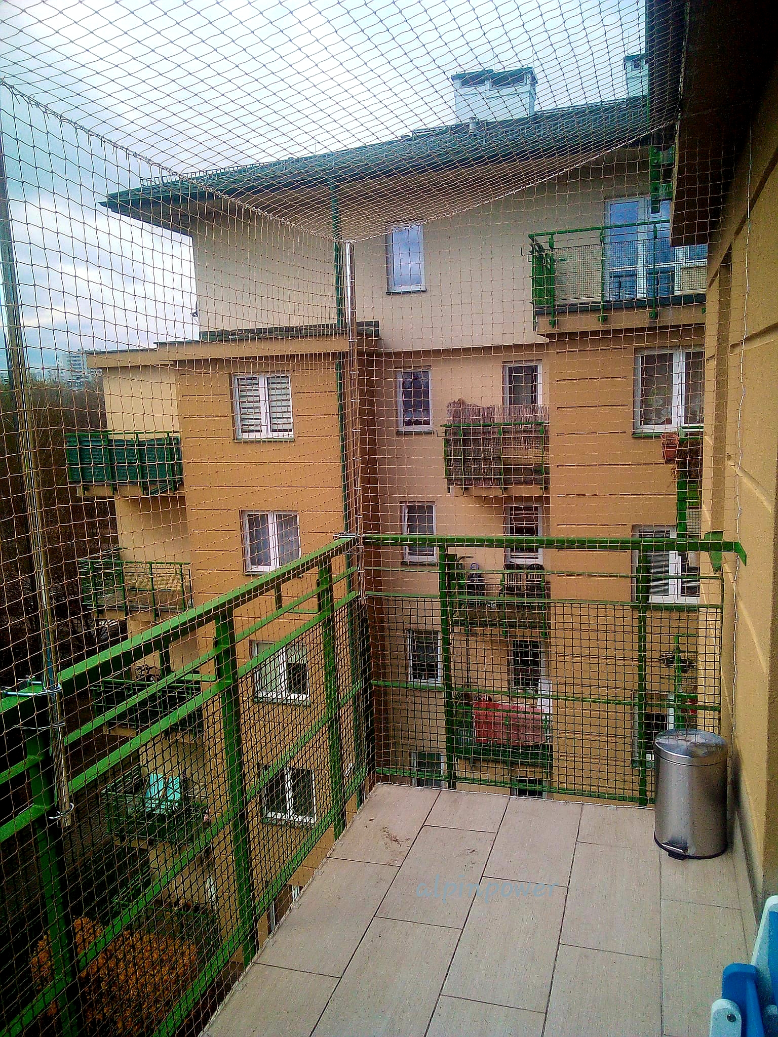 Montaż siatki dla kota na balkon taras 