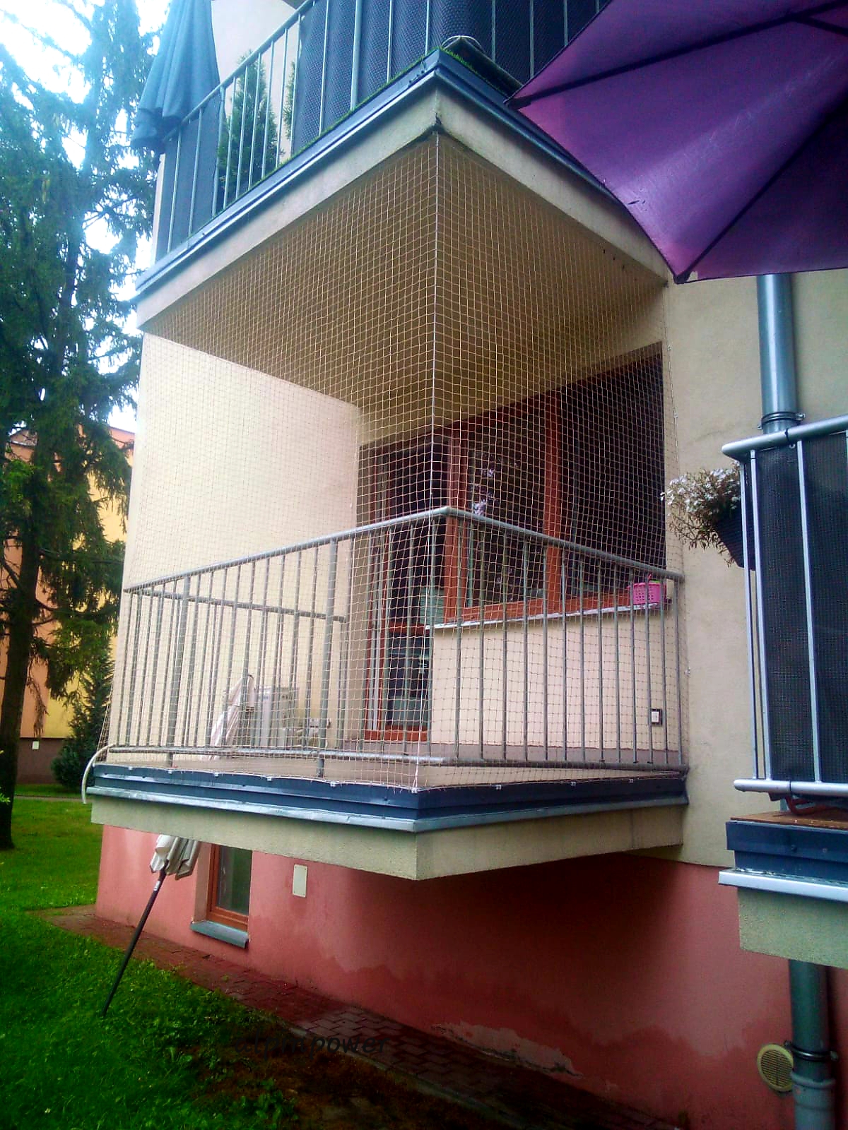 Montaż siatki dla kota na balkon 
