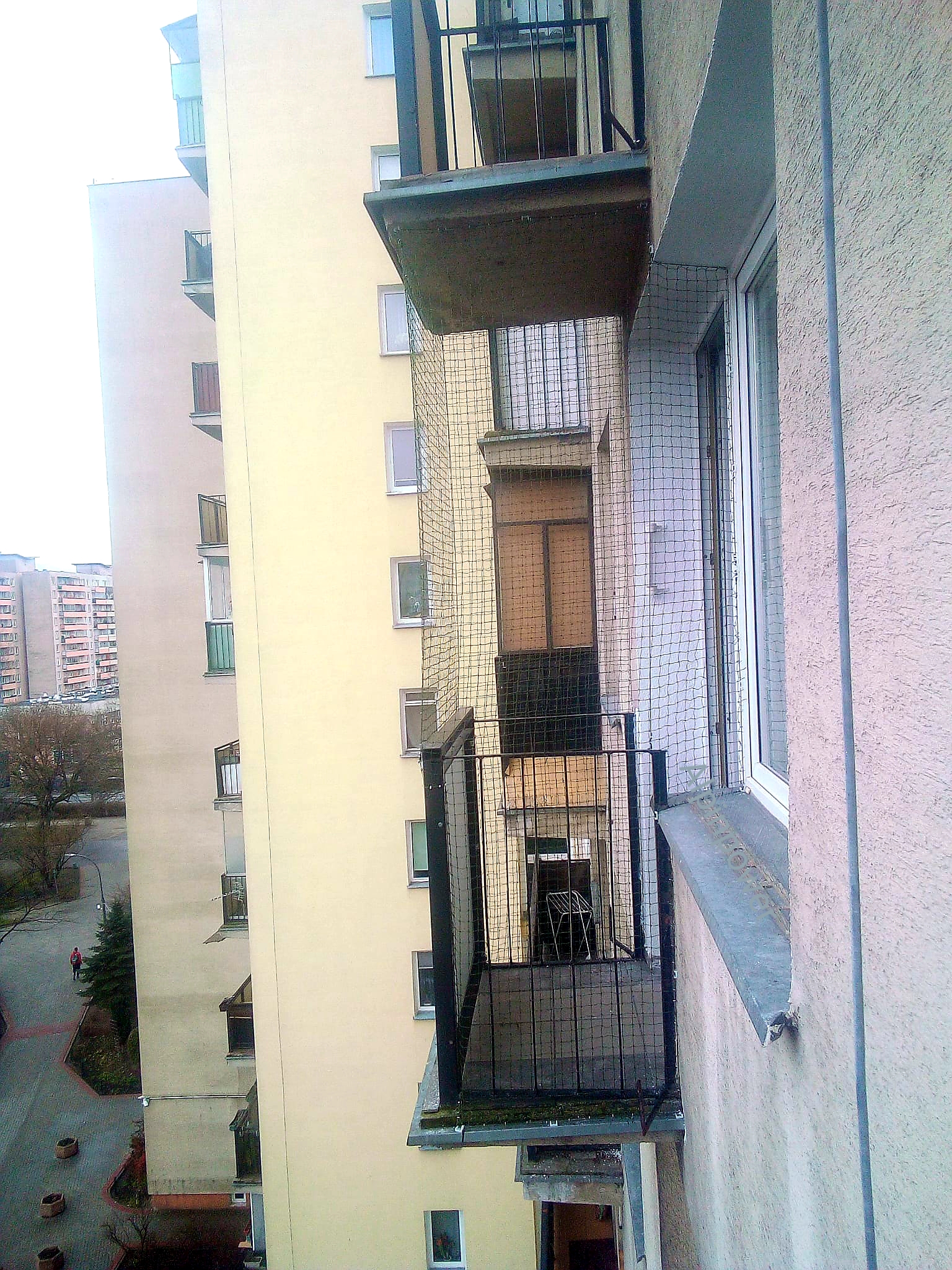 Montaż siatki dla kota na balkon Warszawą 