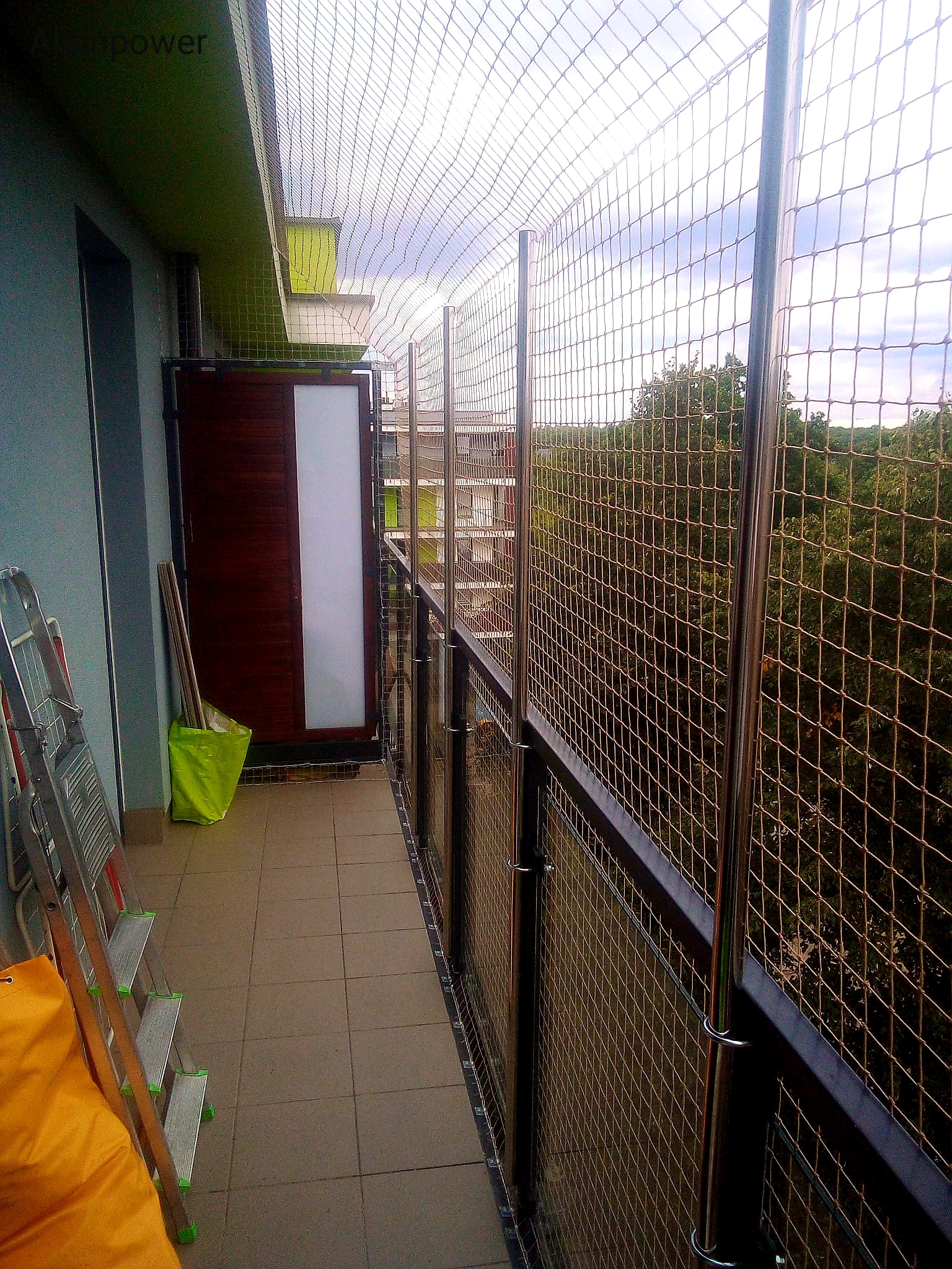 Bezinwazijny montaż siatki dla kota na balkon 