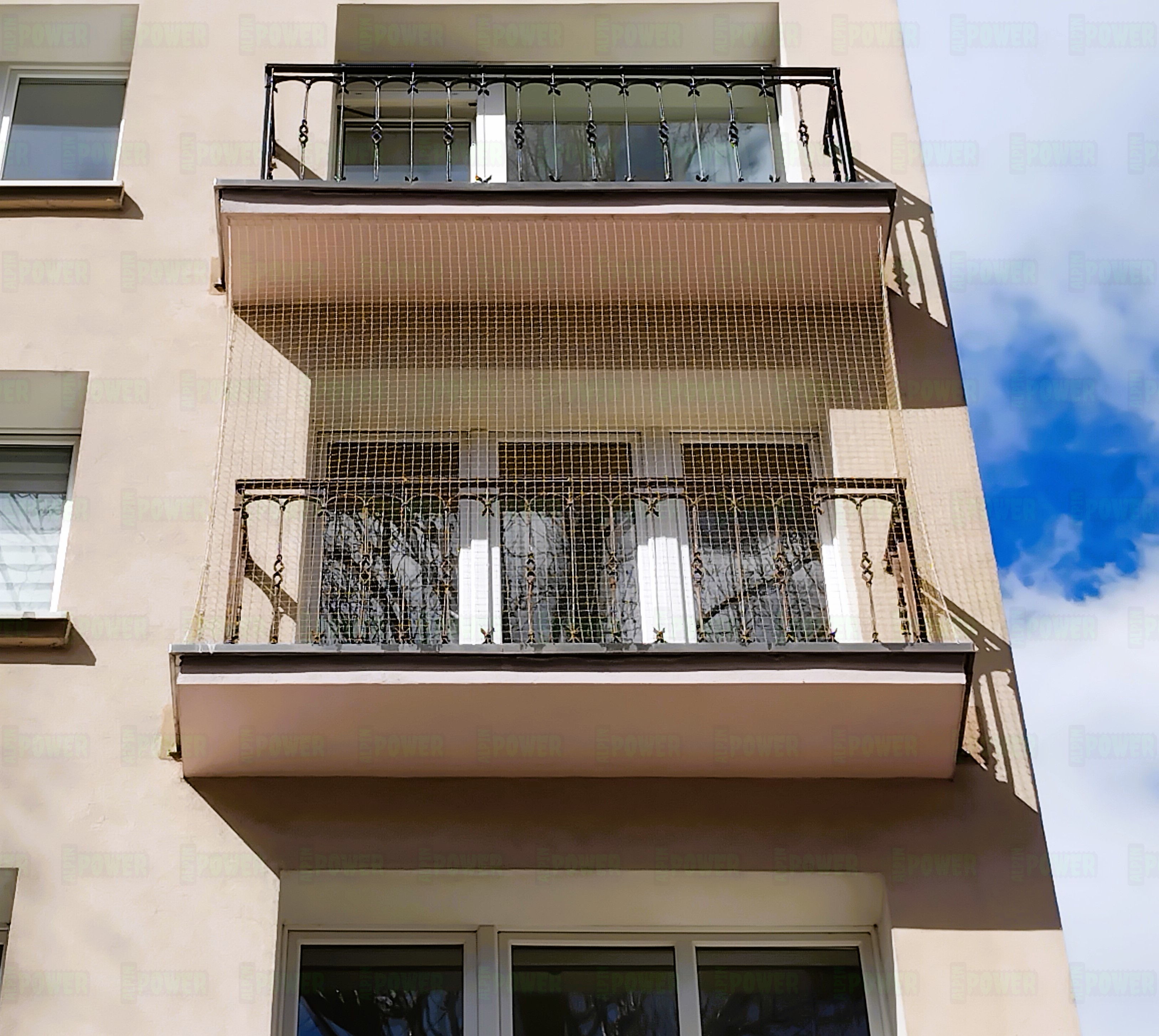 Siatka na balkon Wzmocniona drutem dla kota montaż Warszawa