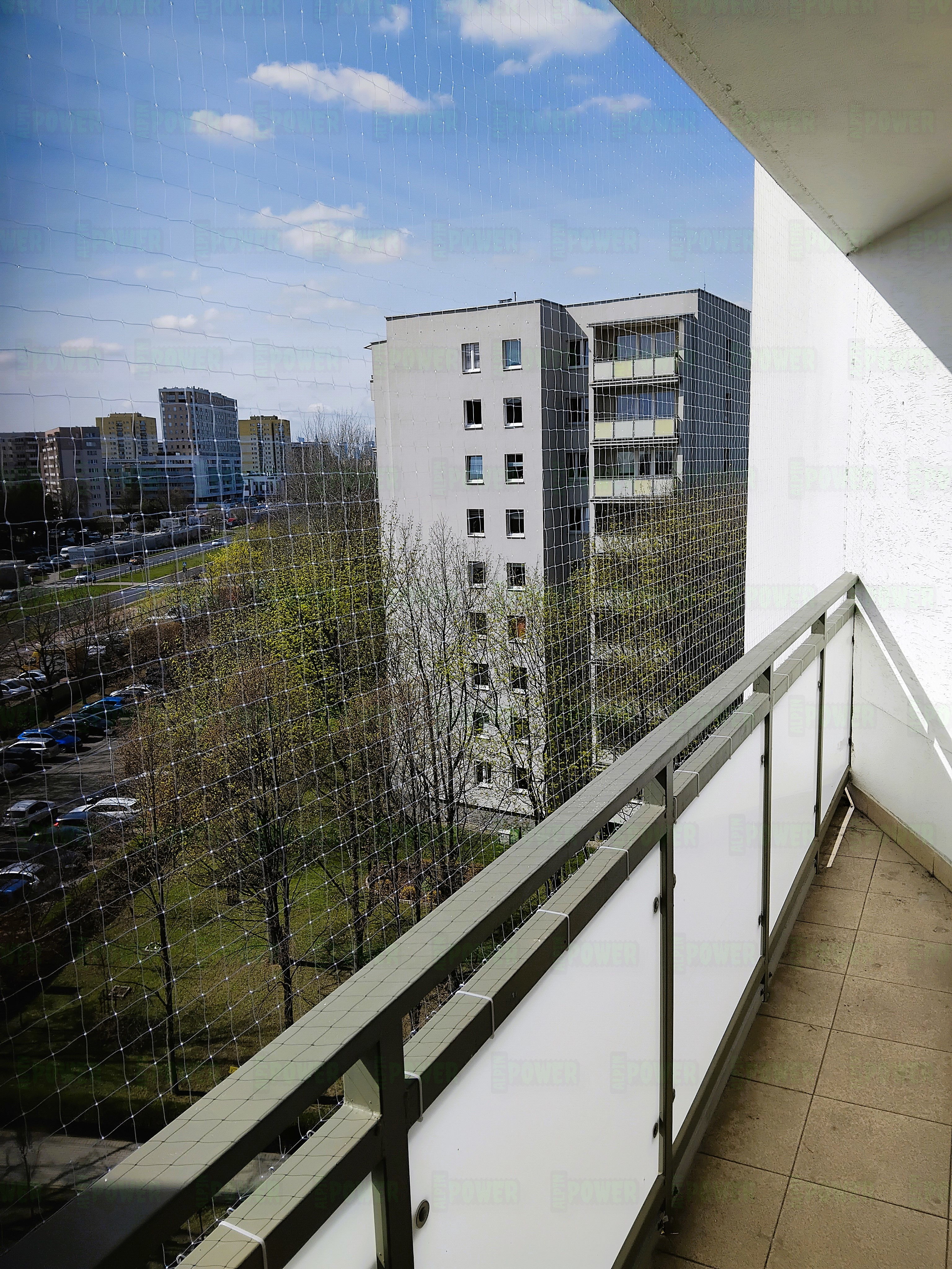 Siatka niewidoczna na balkon Przeciw Ptakom montaż Warszawa 