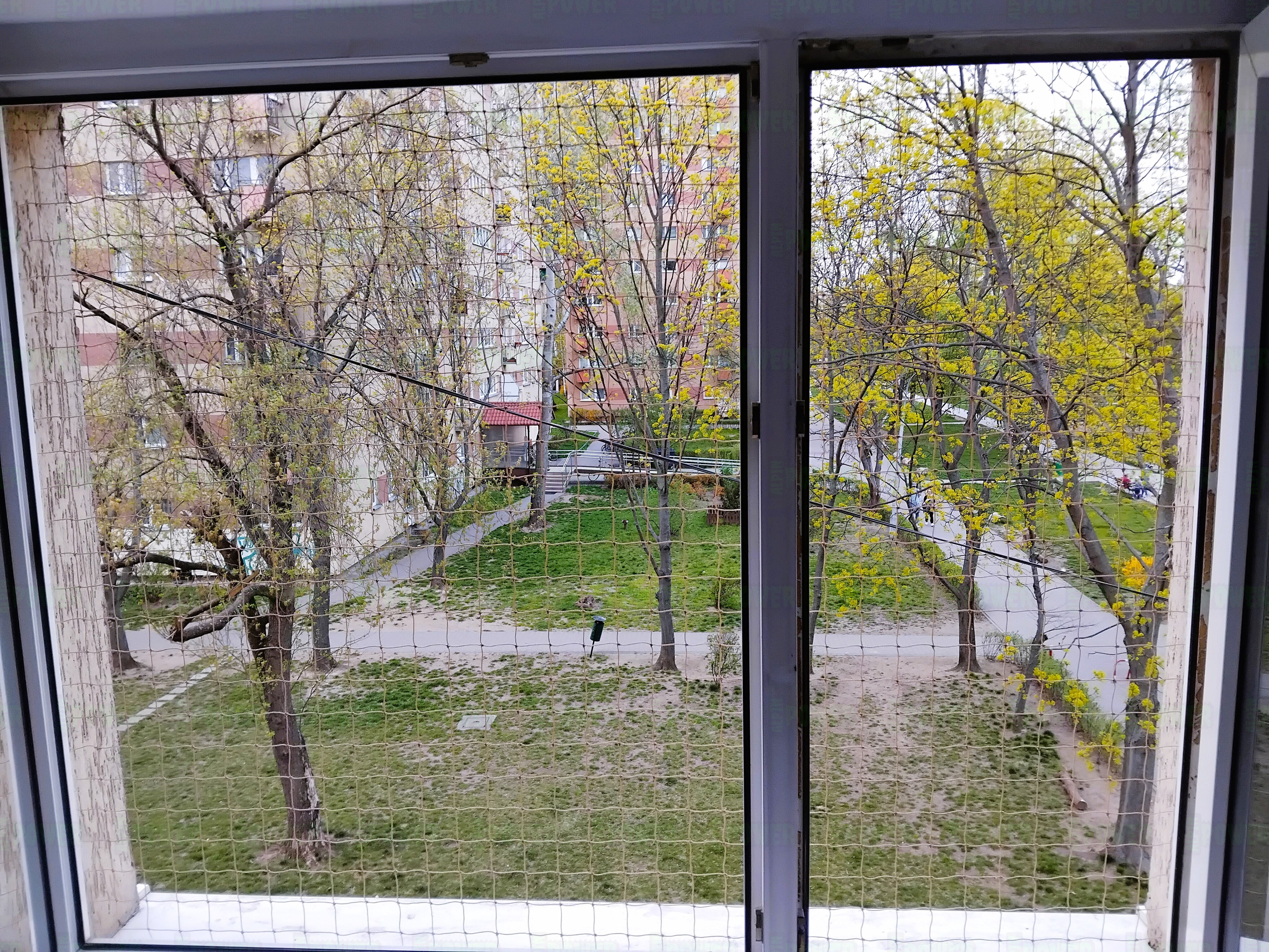 Siatka wzmocniona drutem dla kota na okno montaż Warszawa