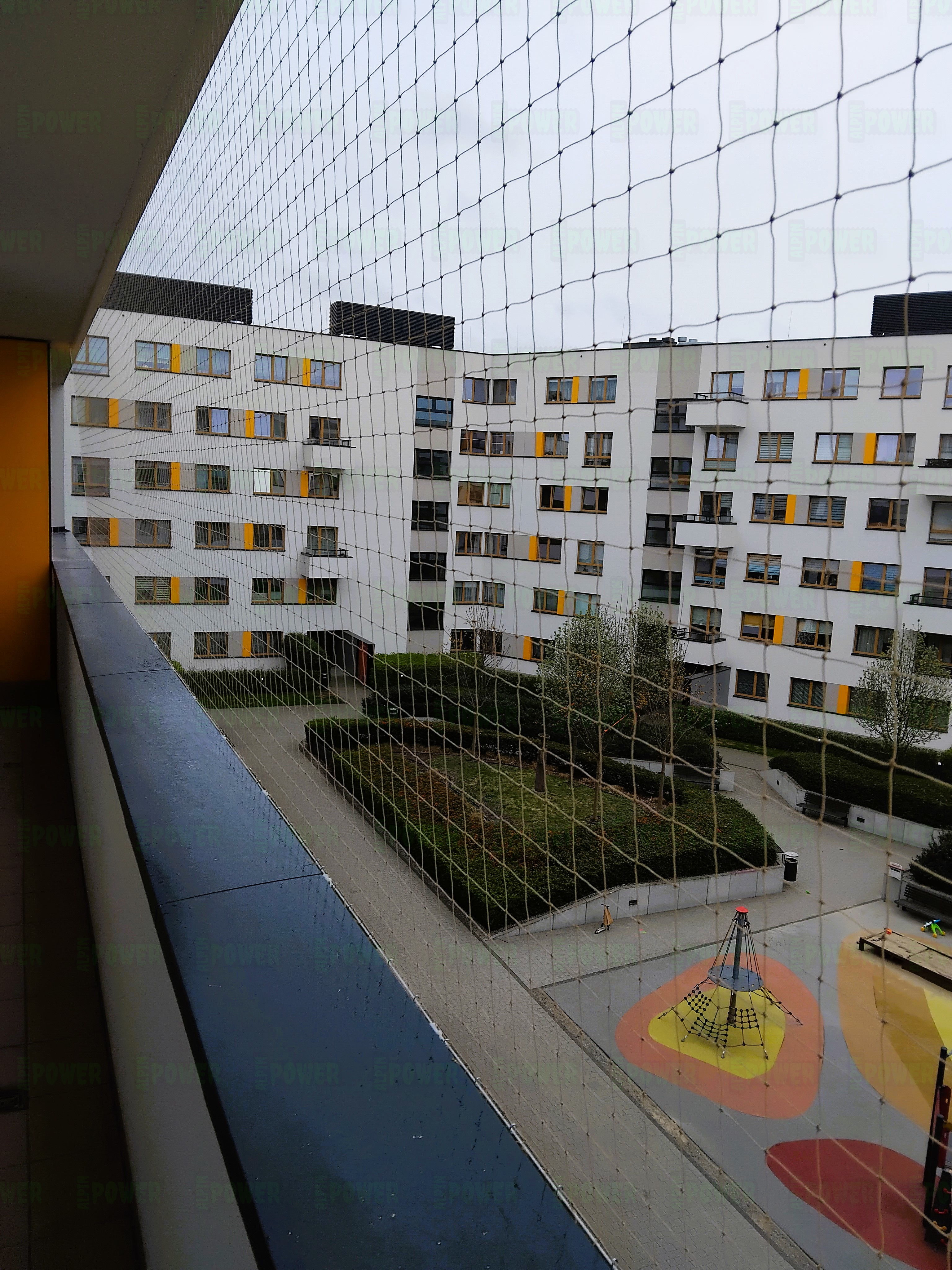 Wzmocniona siatka ochronna przeciw ptakom na balkon montaż Warszawa