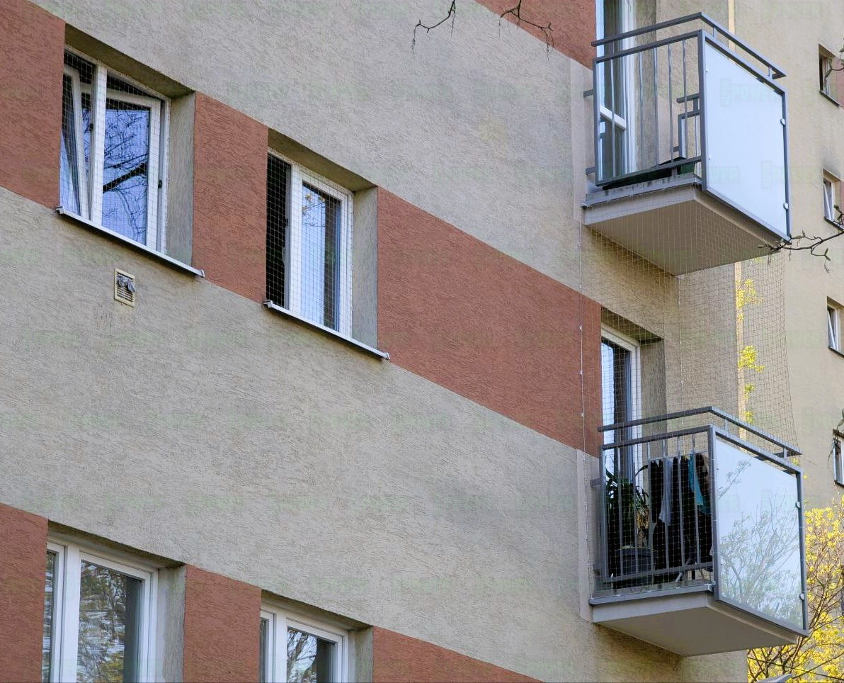Siatka wzmocniona drutem ochronna dla kota na balkon i okna montaż Warszawa