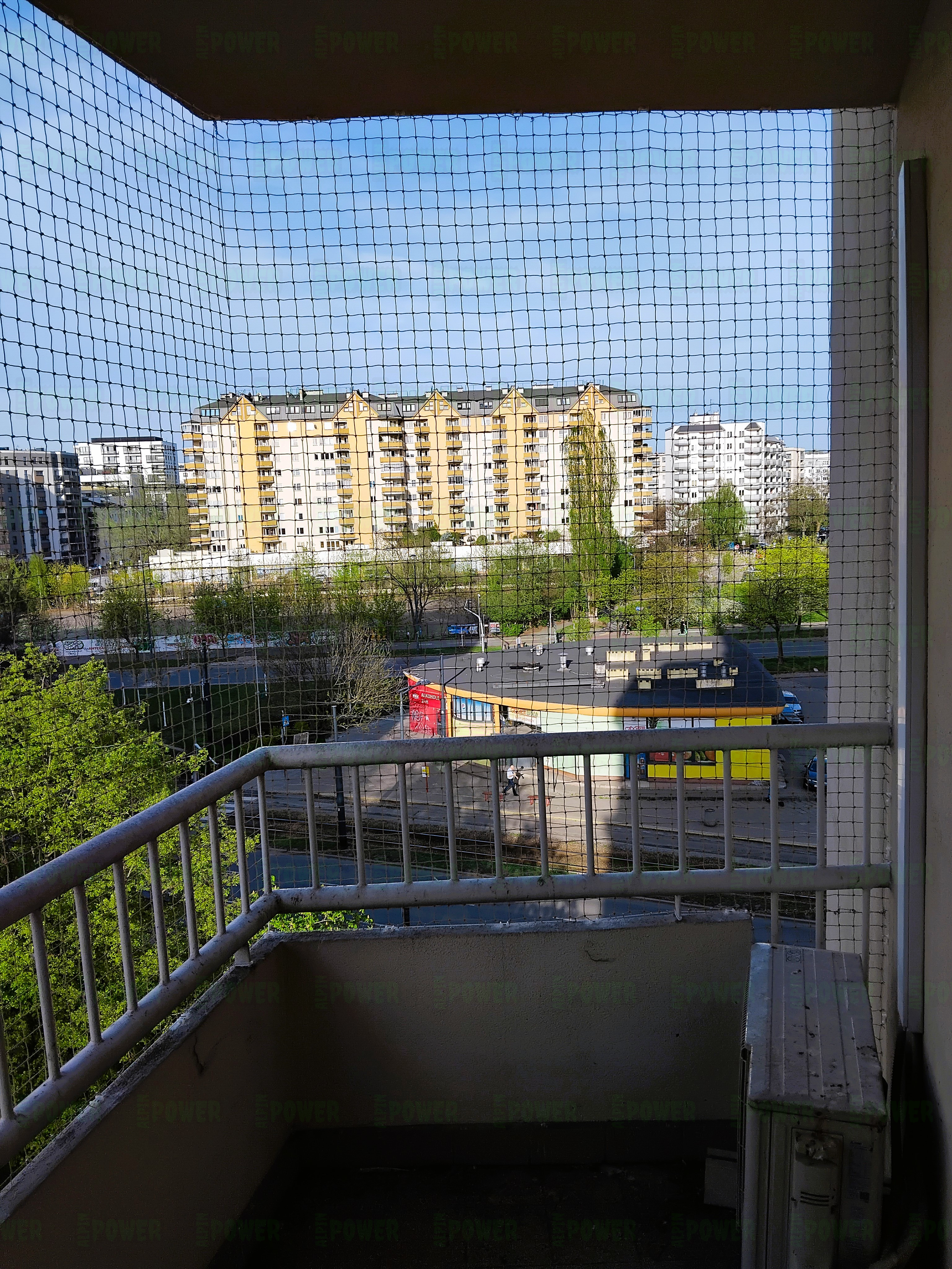 Siatka na balkon Wzmocniona dla kota montaż