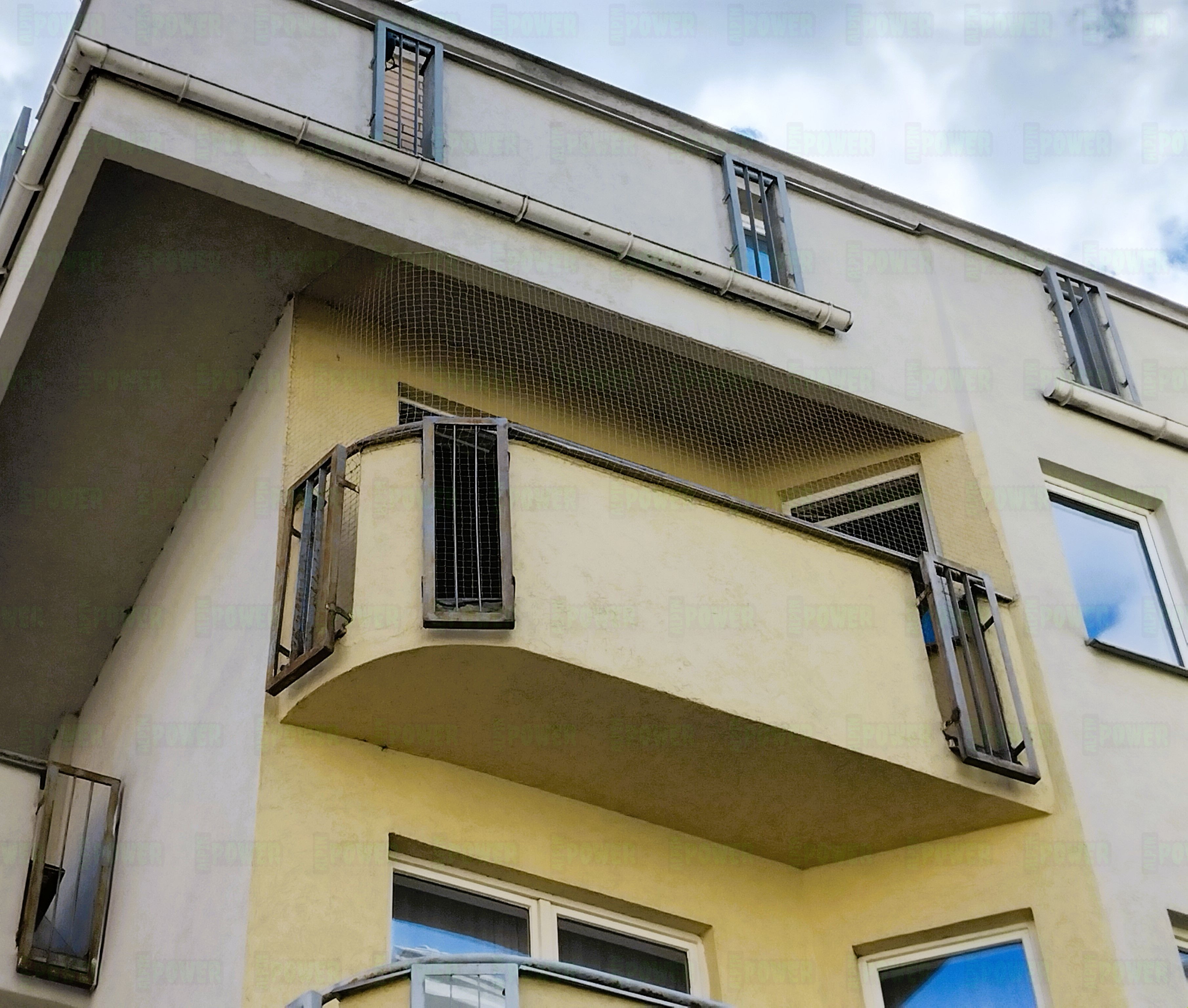 Siatka wzmocniona drutem ochronna dla kota na balkon bezinwazyjny montaż Warszawa