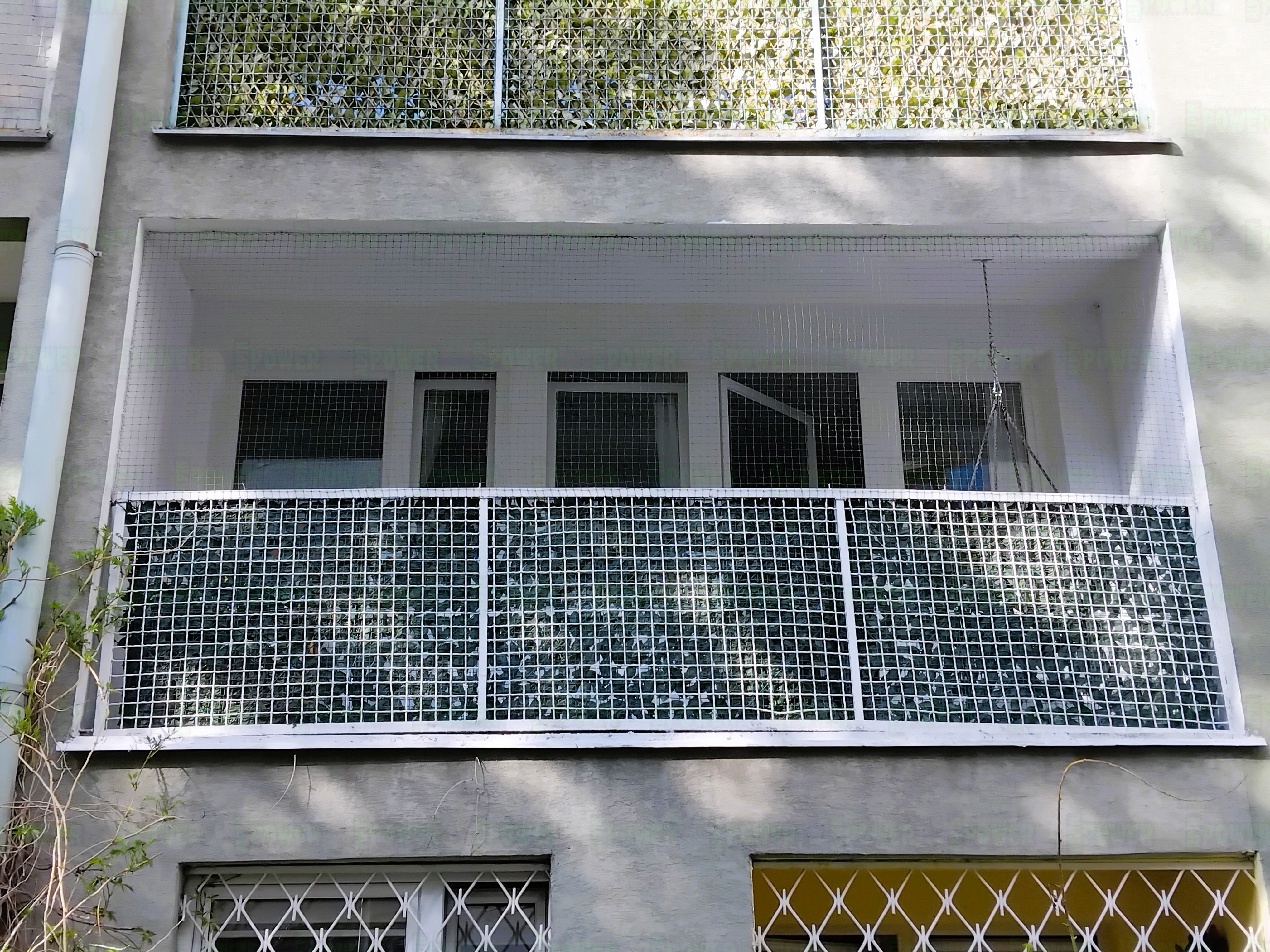 Siatka dla kota wzmocniona drutem na balkon montaż Warszawa