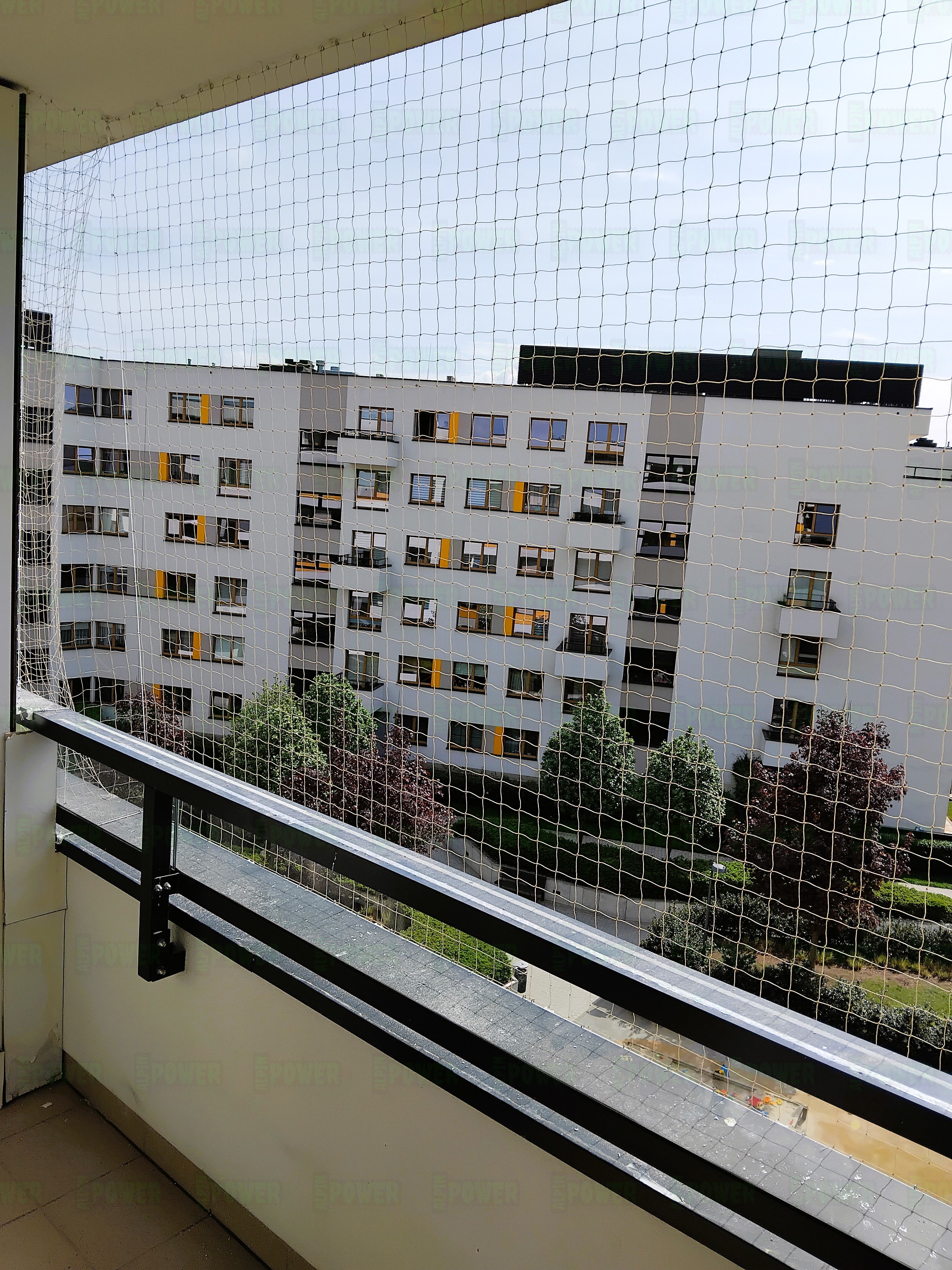 Siatka na balkon przeciw gołębiom