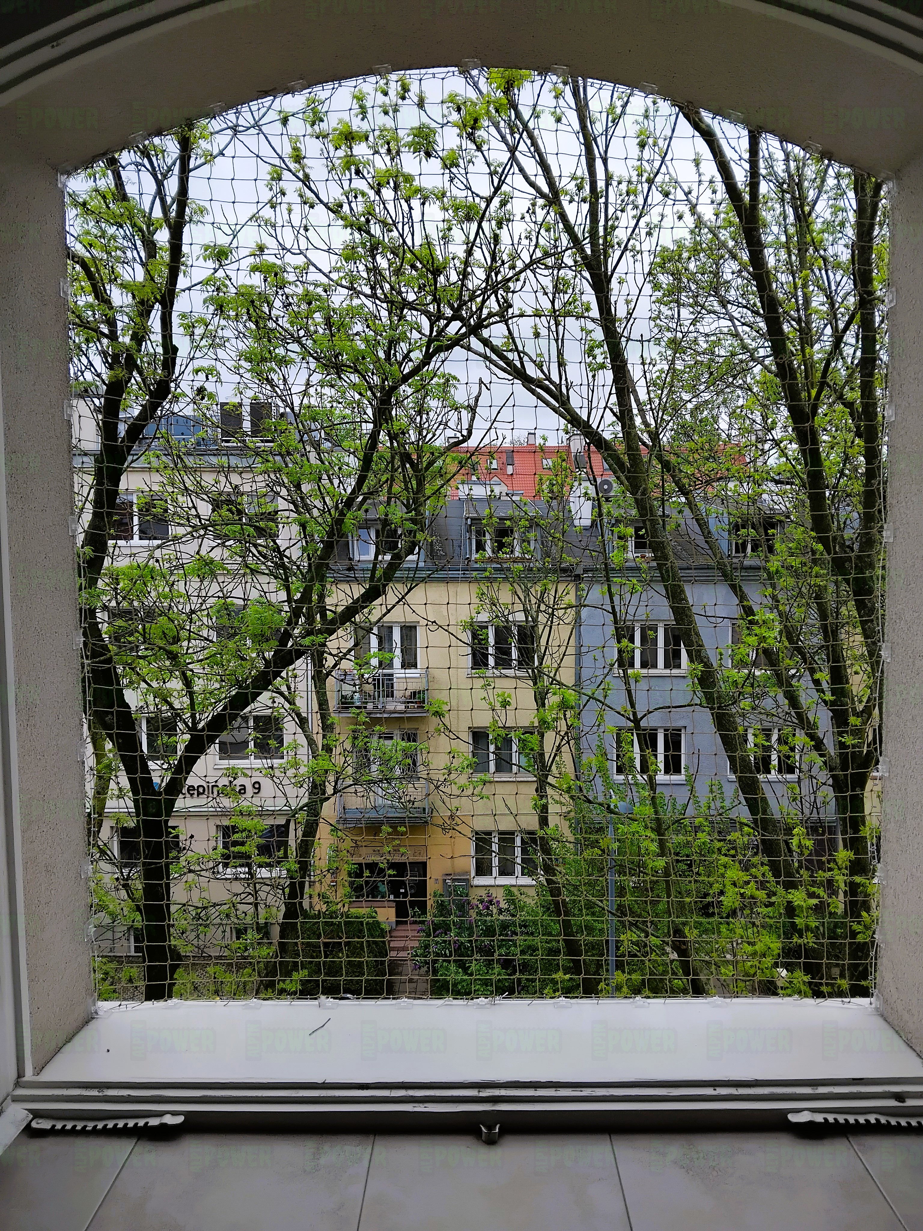 Wzmocniona siatka na okno dla kota bezinwazyjny montaż