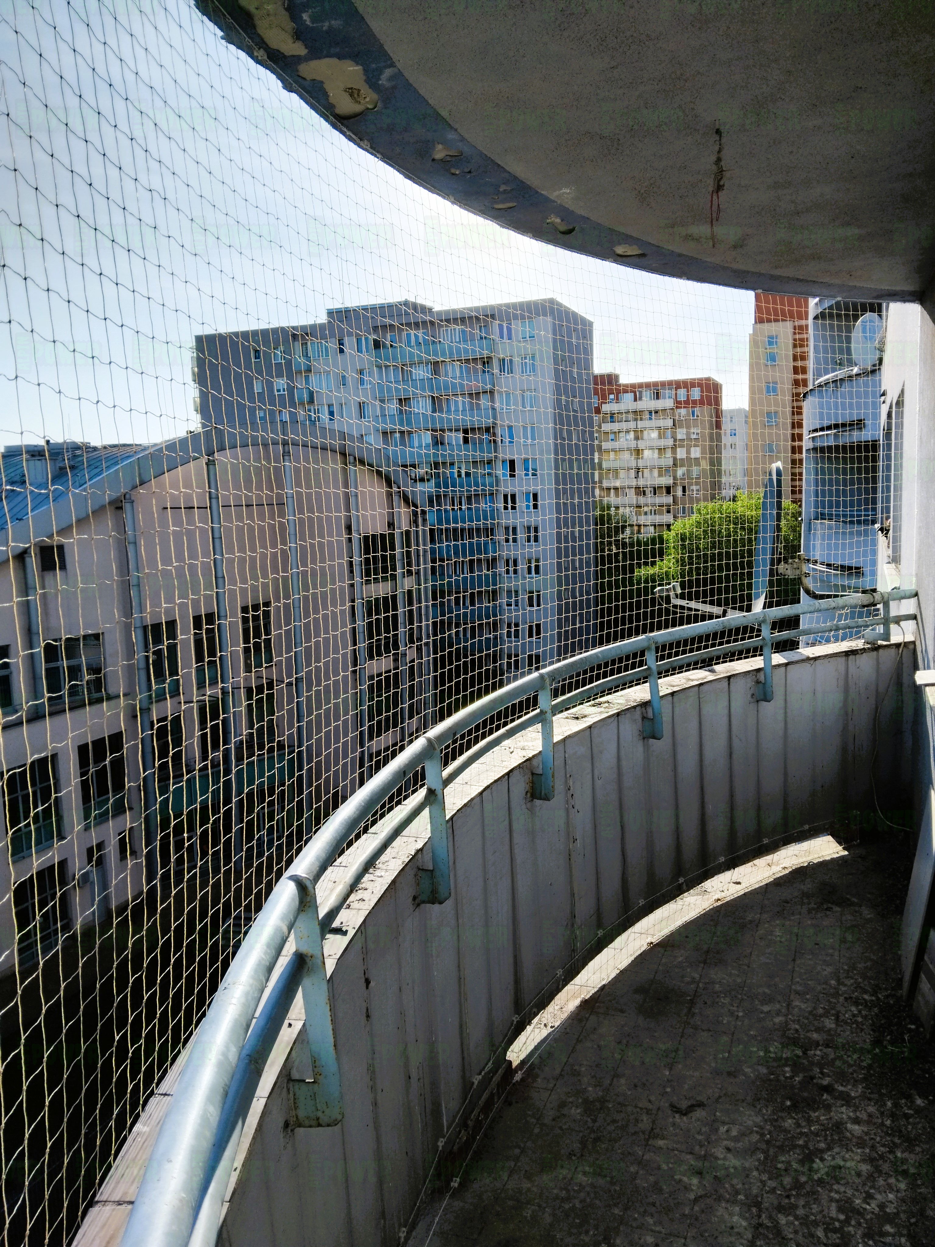 Siatka ochronna na balkon przeciw gołębiom