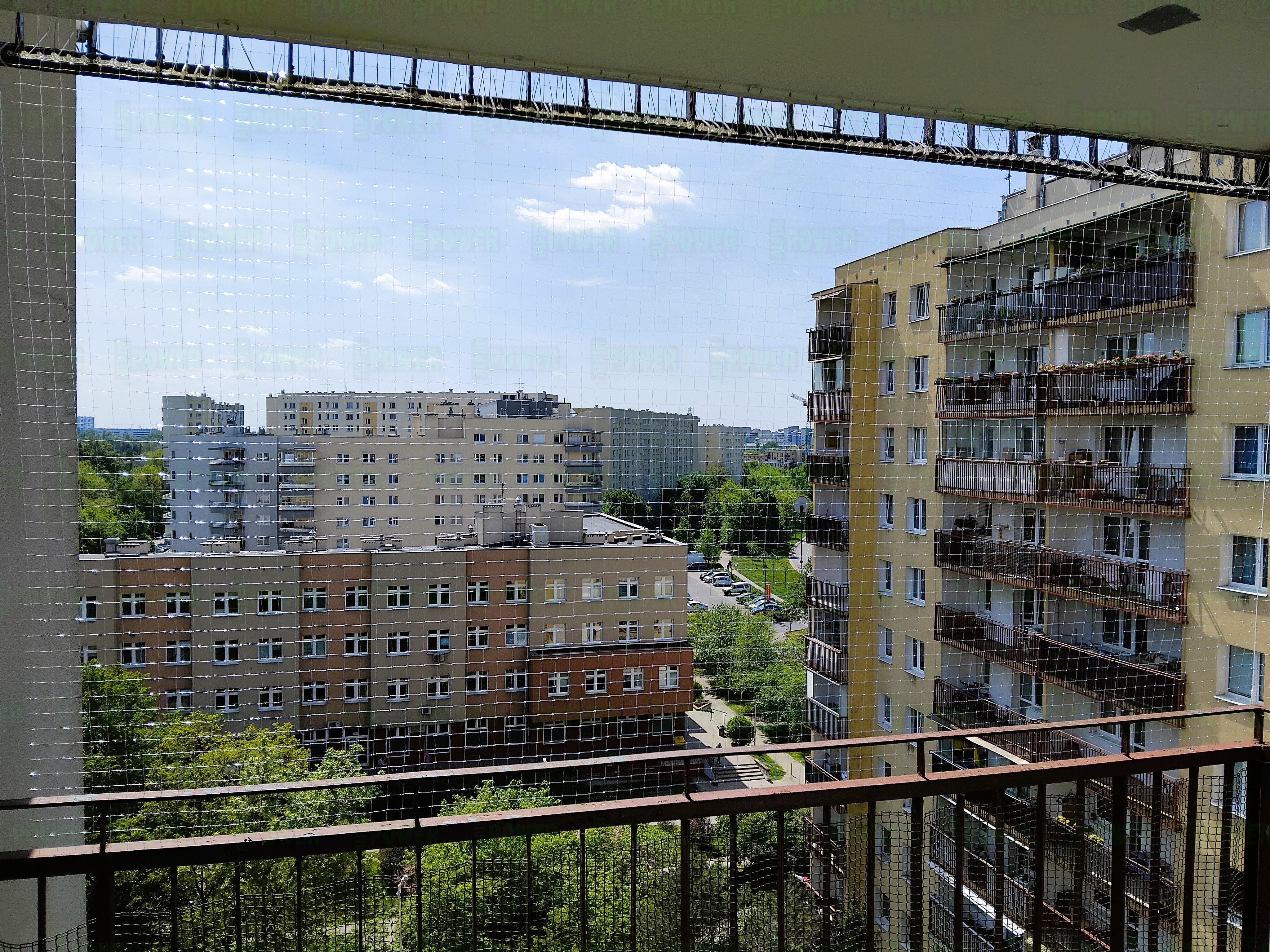 Siatka bezbarwna na balkon montaż Warszawa  