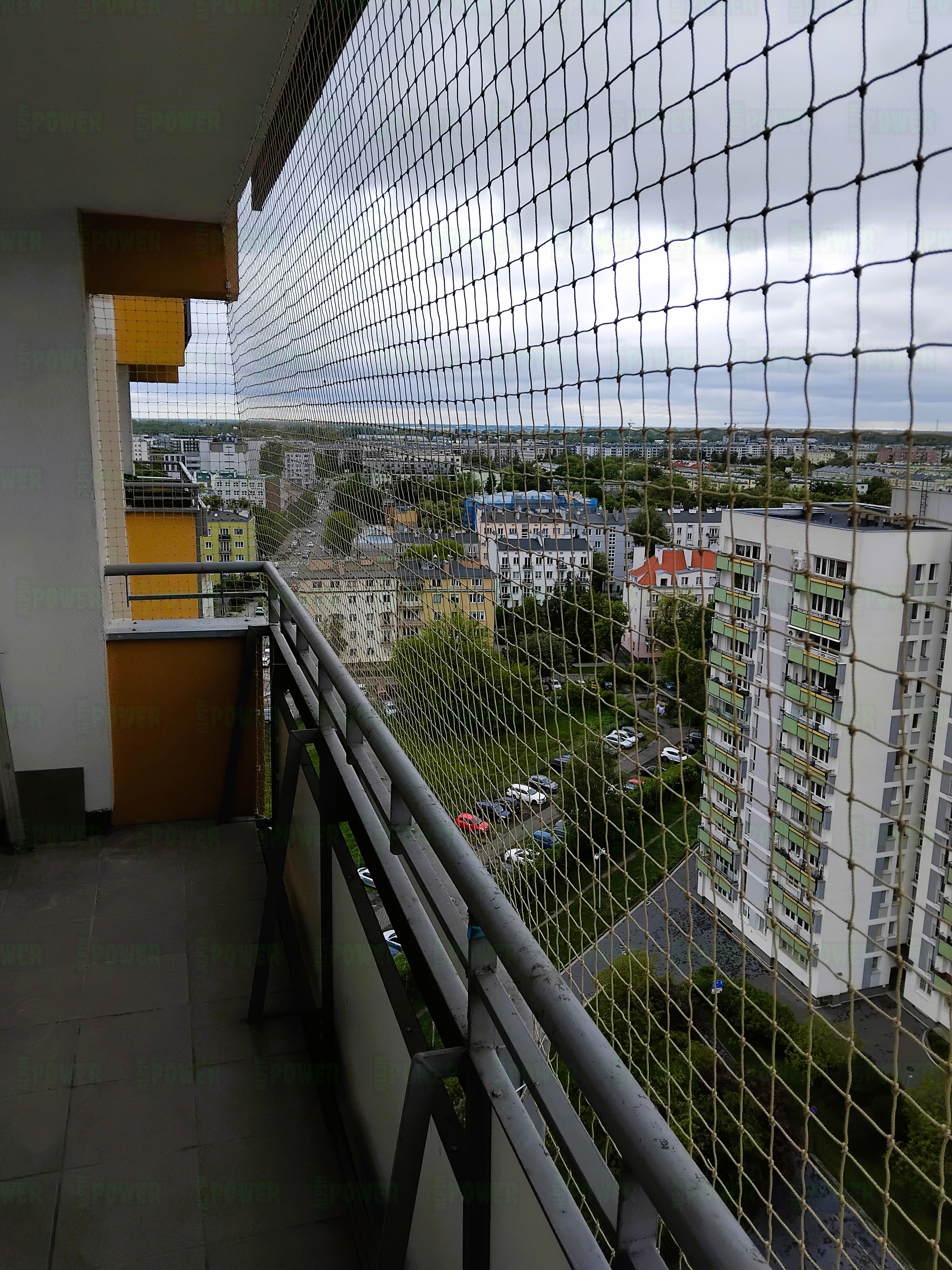 Wzmocniona siatka ochronna na balkon dla kota montaż Warszawa 