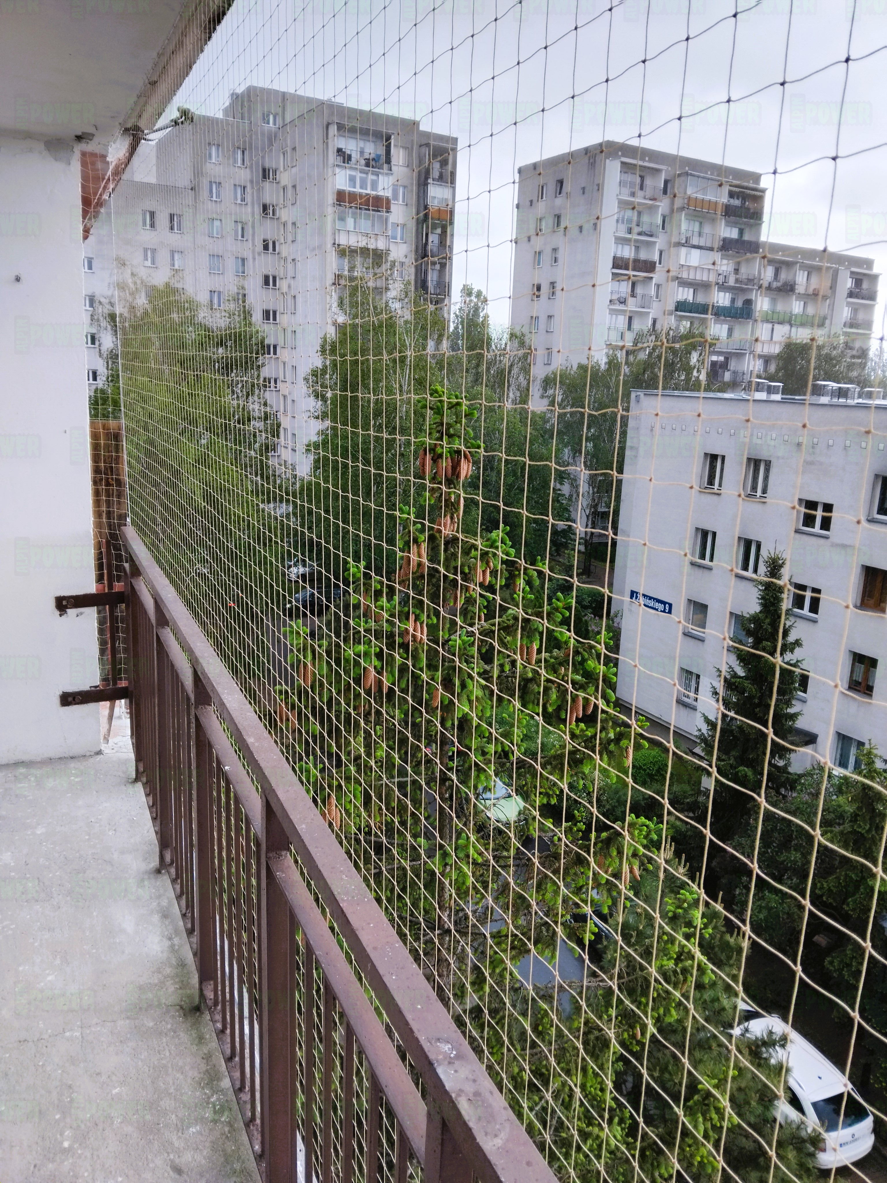 Wzmocniona siatka ochronna na balkon przeciw ptakom montaż Warszawa