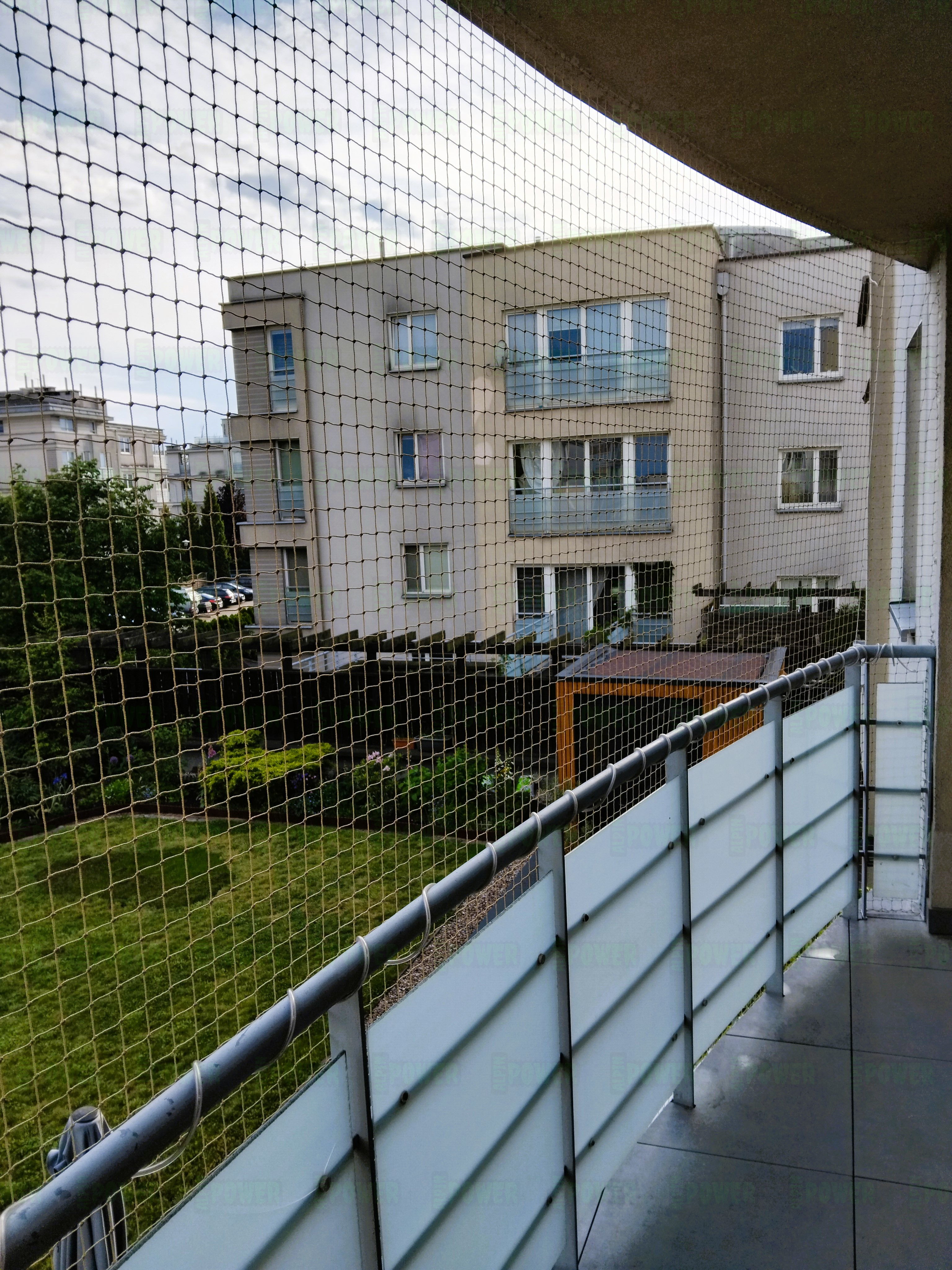 Ochronna siatka na balkon dla kota montaż Warszawa
