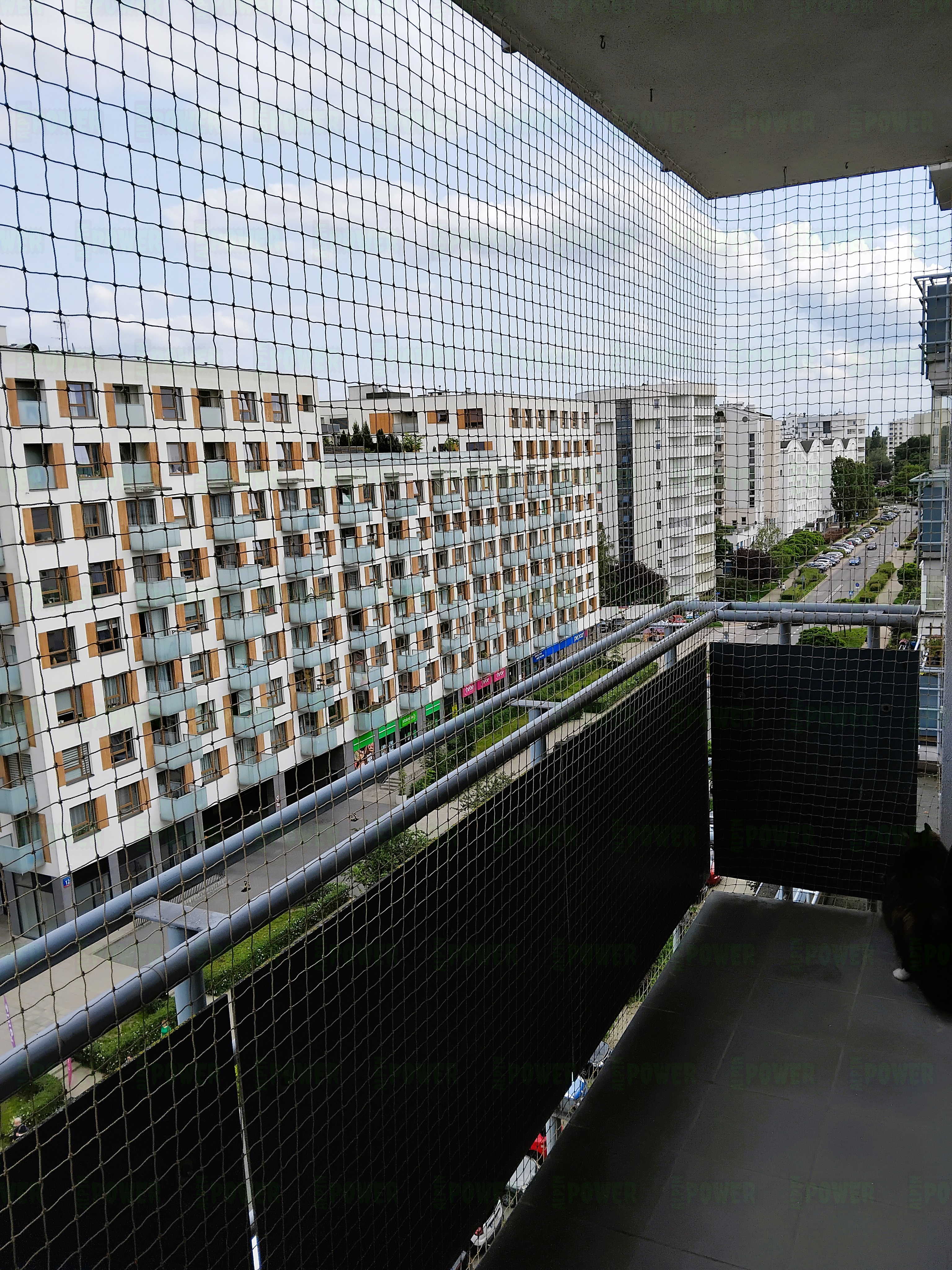 Montaż siatki na balkon dla kota
