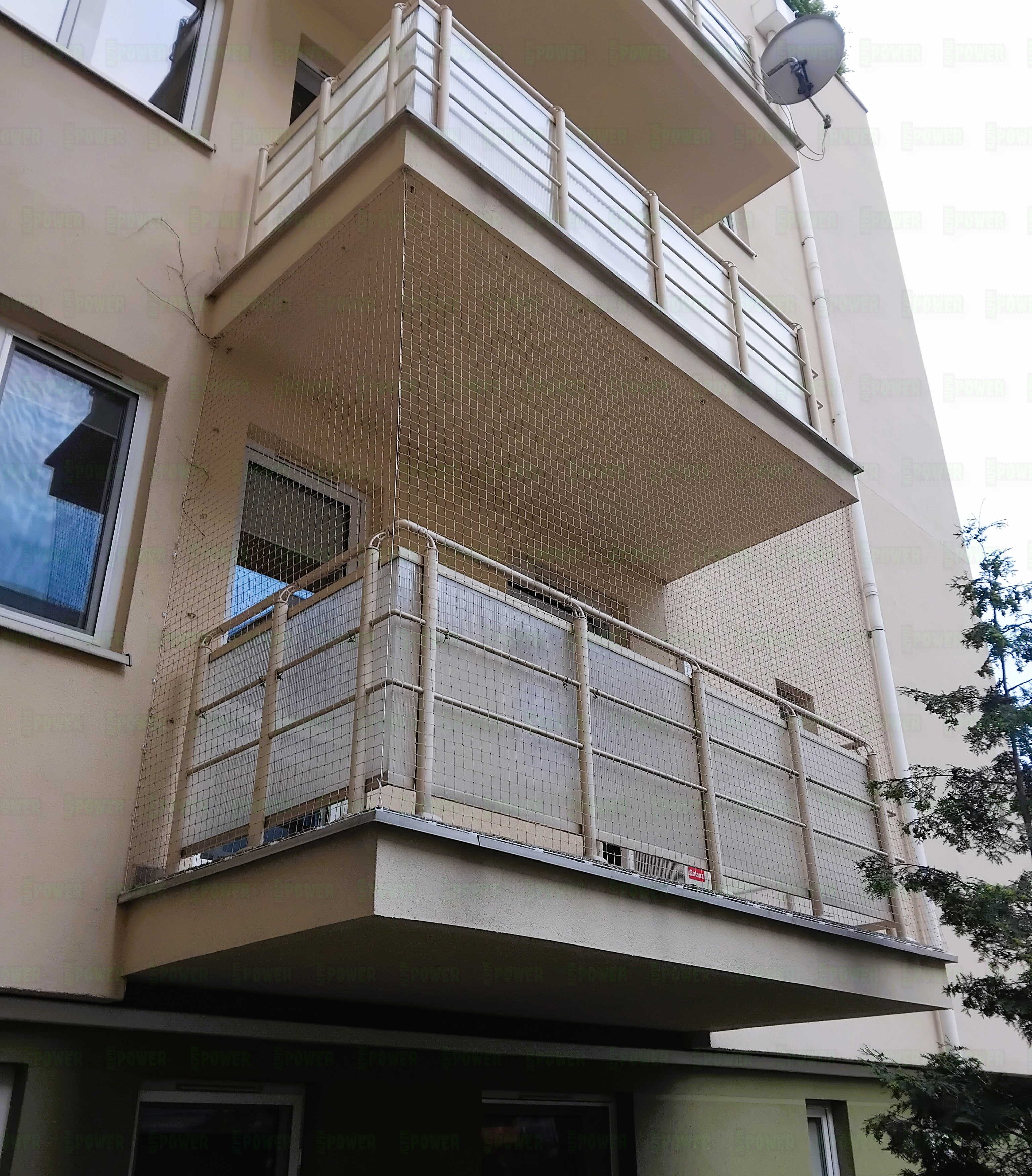  Montaż siatki zabezpieczającej na balkon dla kota