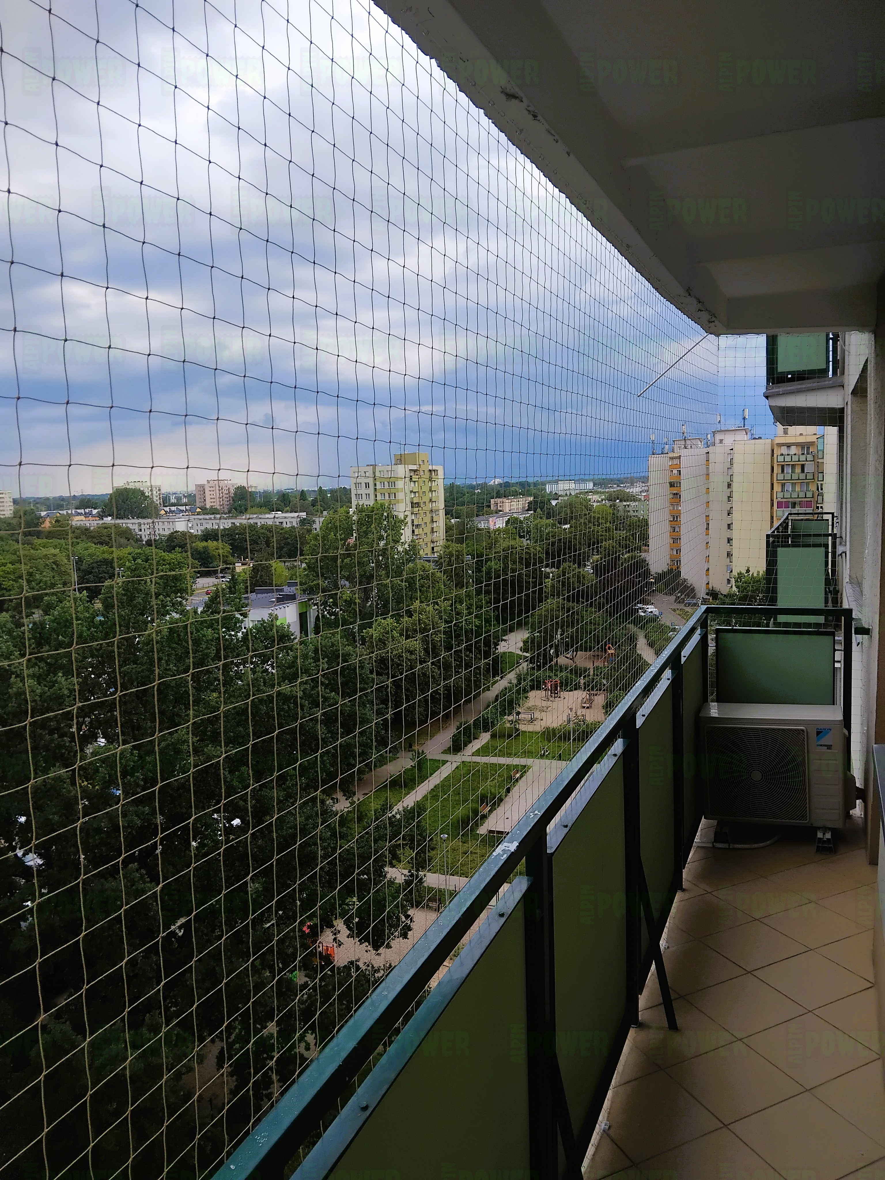  Siatka zabezpieczająca balkon przeciw gołębiom