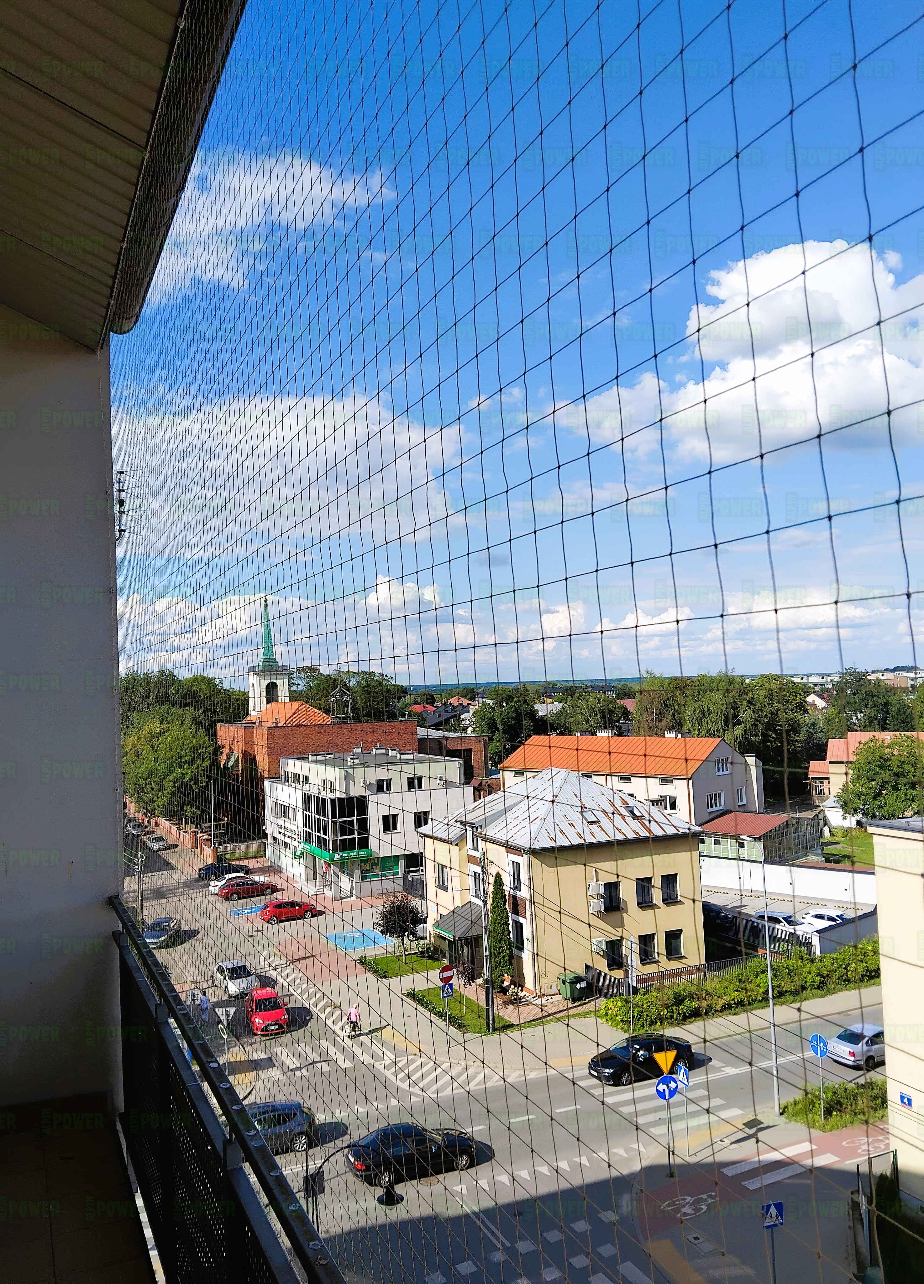  Siatka na balkon przeciw gołębiom montaż