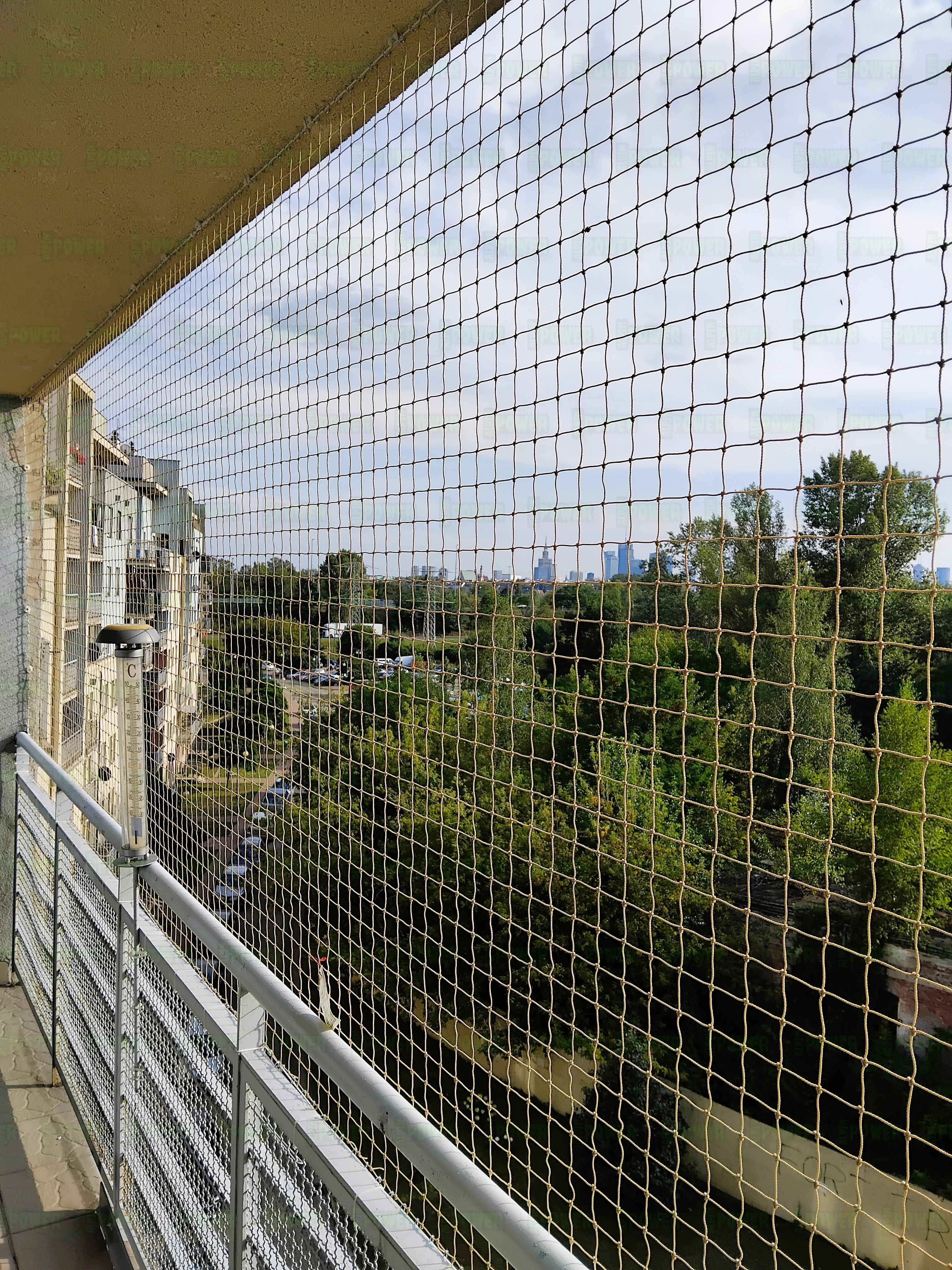 Siatka wzmocniona dla kota na balkon z montażem
