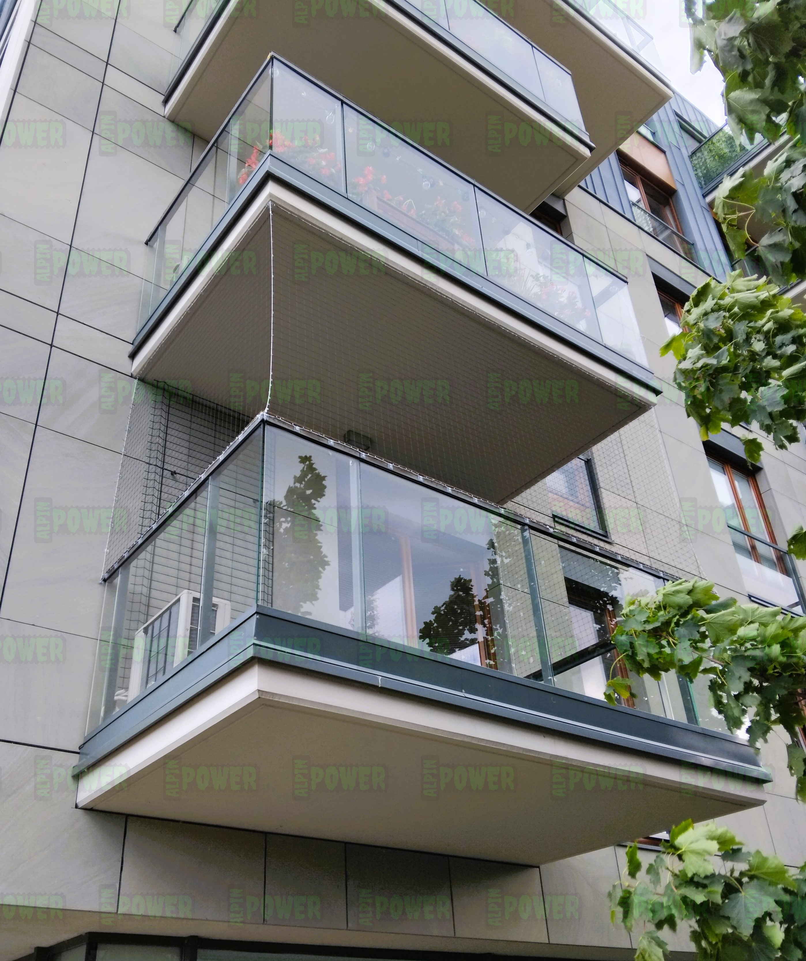 Siatka zabezpieczająca balkon dla kota bez wiercenia
