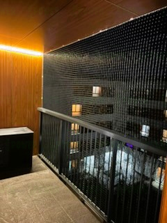 Montowanie siatki przeciw gołębiom