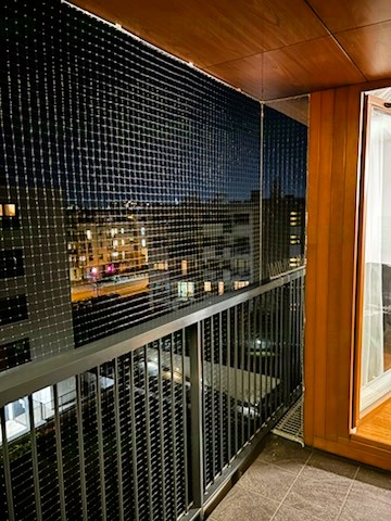 Montowanie siatki przed gołębiami